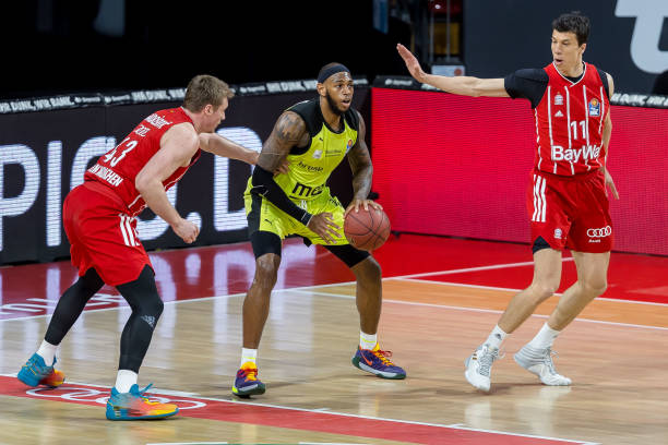 仅20岁左 仅20岁左